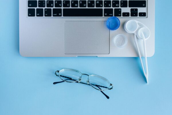colored contact lenses in UAE