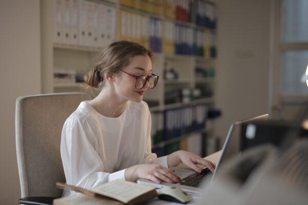Preventing Dry Eyes While Wearing Contact Lenses at Work