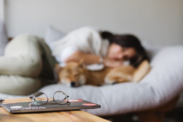 can you sleep in contact lenses